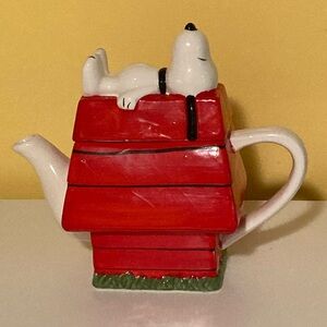 Vintage Charlie Brown Snoopy Doghouse Teapot in Red Used